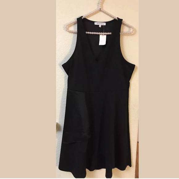 Vanity Room Size L Black V-Neck Crepe Dress - Picture 3 of 7